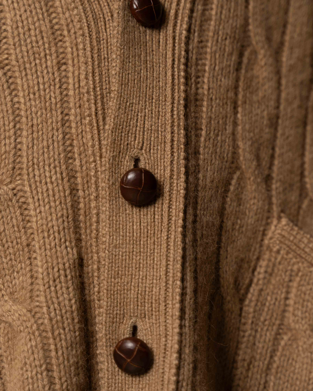 Cardigan Uomo Alan Paine In Puro Cammello Cable Knit Con Bottoni In Pelle 3 Cardigan Uomo Alan Paine In Puro Cammello Cable Knit Con Bottoni In Pelle - Foto 3