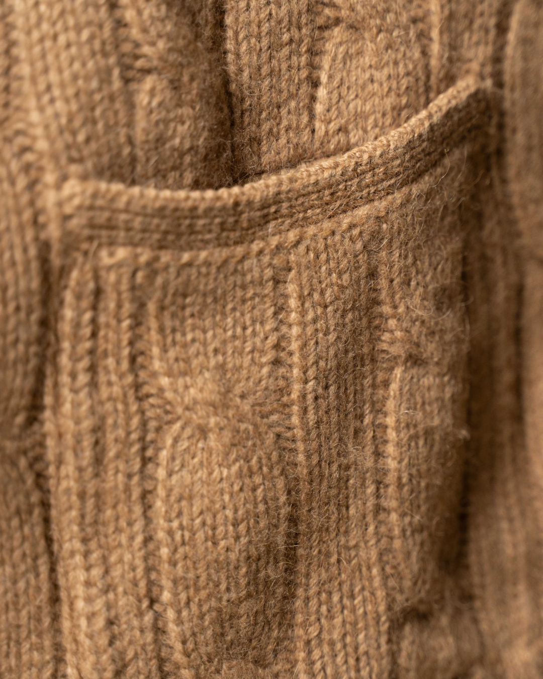 Cardigan Uomo Alan Paine In Puro Cammello Cable Knit Con Bottoni In Pelle 4 Cardigan Uomo Alan Paine In Puro Cammello Cable Knit Con Bottoni In Pelle - Foto 4