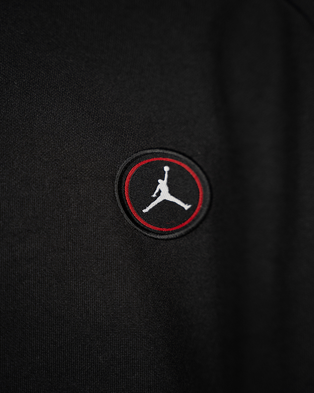 T-Shirt Zip Uomo Jordan Nero Rosso Vintage Track Tee Jumpman Logo Mesh Side Panels 4 T-Shirt Zip Uomo Jordan Nero Rosso Vintage Track Tee Jumpman Logo Mesh Side Panels - Foto 4