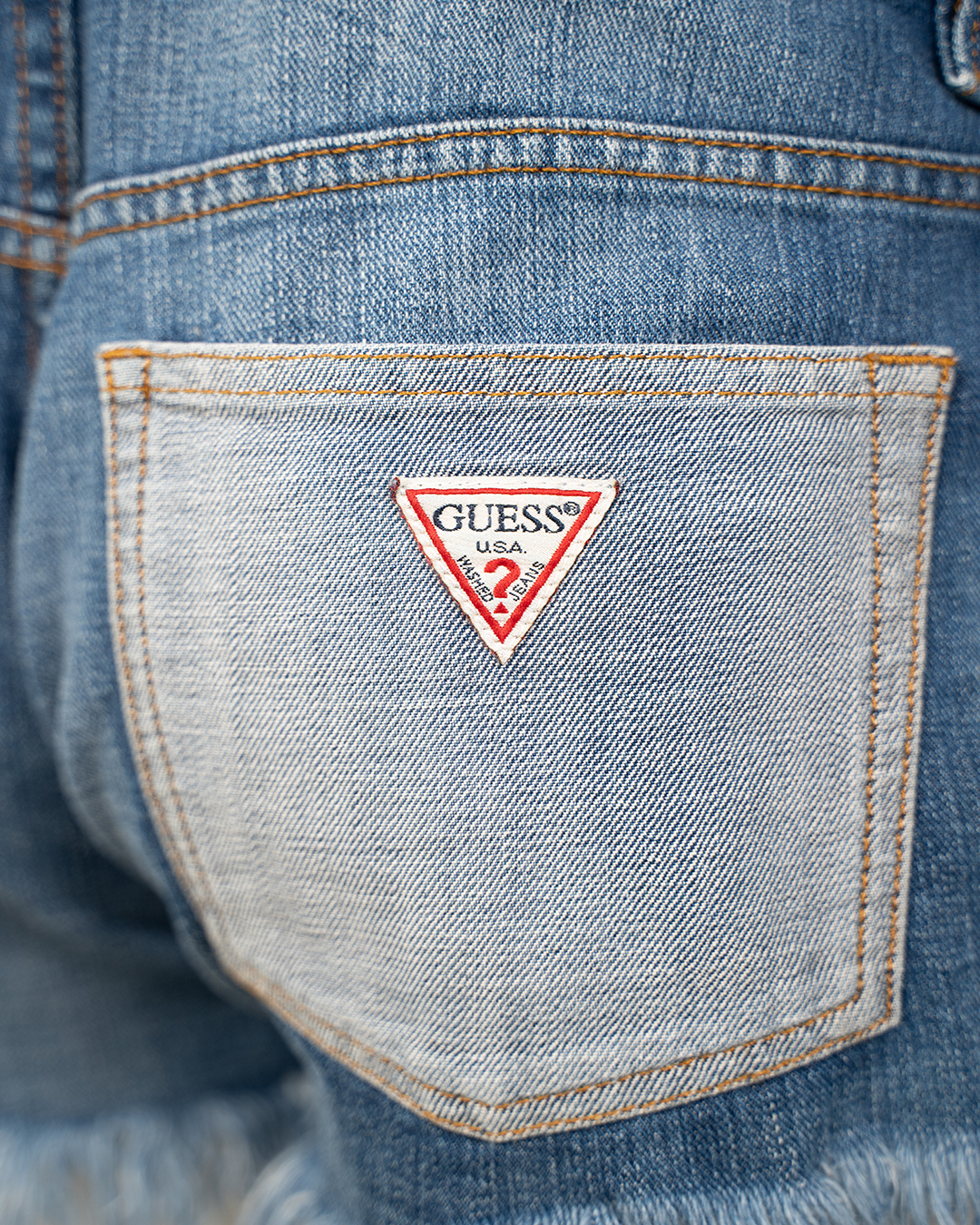 Salopette Corta Donna Guess Denim Azzurro Lavaggio Chiaro Orlo Sfrangiato Bretelle Regolabili - foto 2