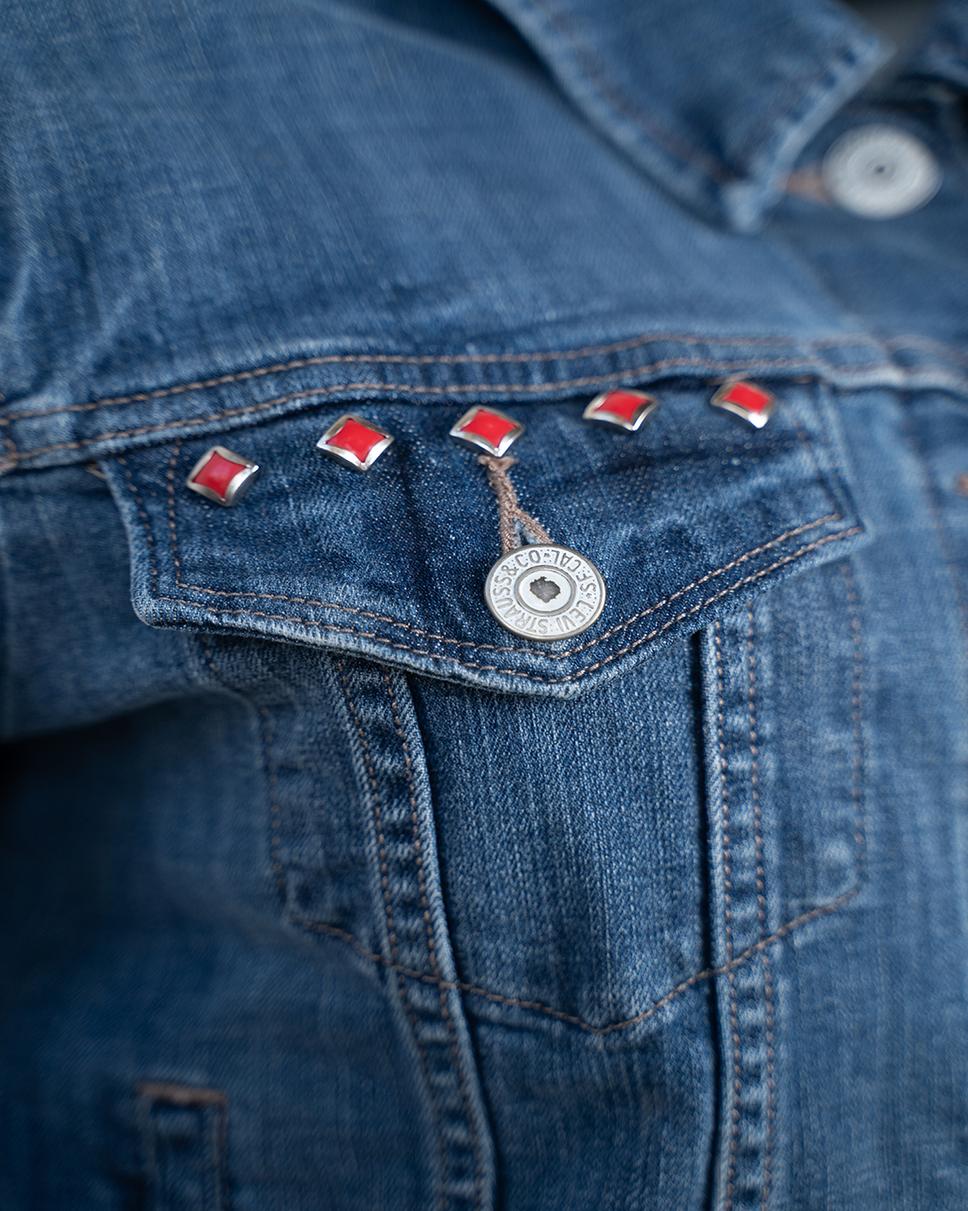 Giacca Di Jeans Donna Levi'S Blu Corta Trucker Con Borchie Rosse Vintage Anni 2000 3 Giacca Di Jeans Donna Levi'S Blu Corta Trucker Con Borchie Rosse Vintage Anni 2000 - Foto 3