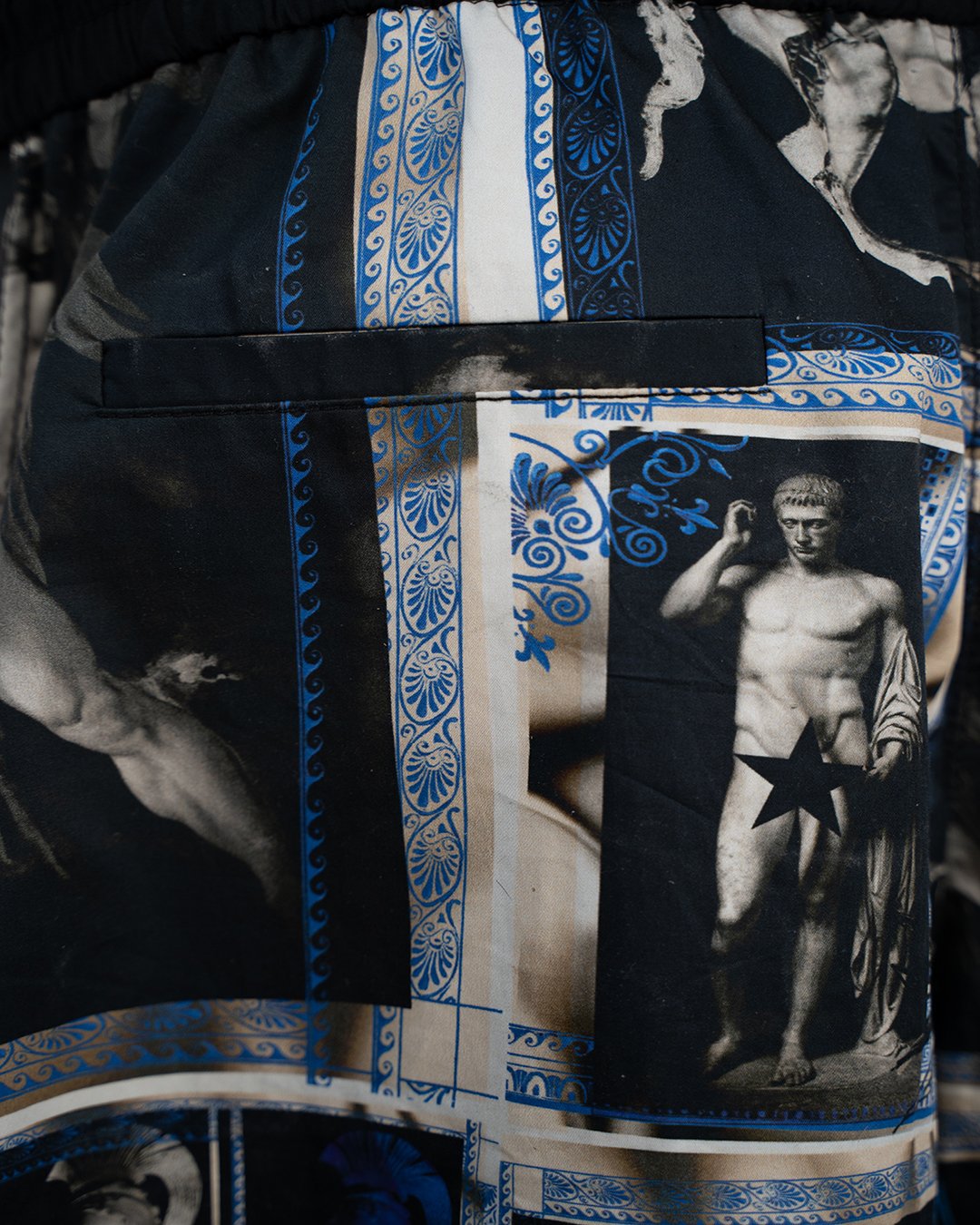 Bermuda Uomo Fausto Puglisi Con Stampa Barocca Blu E Oro Vintage Anni 2000 4 Bermuda Uomo Fausto Puglisi Con Stampa Barocca Blu E Oro Vintage Anni 2000 - Foto 4