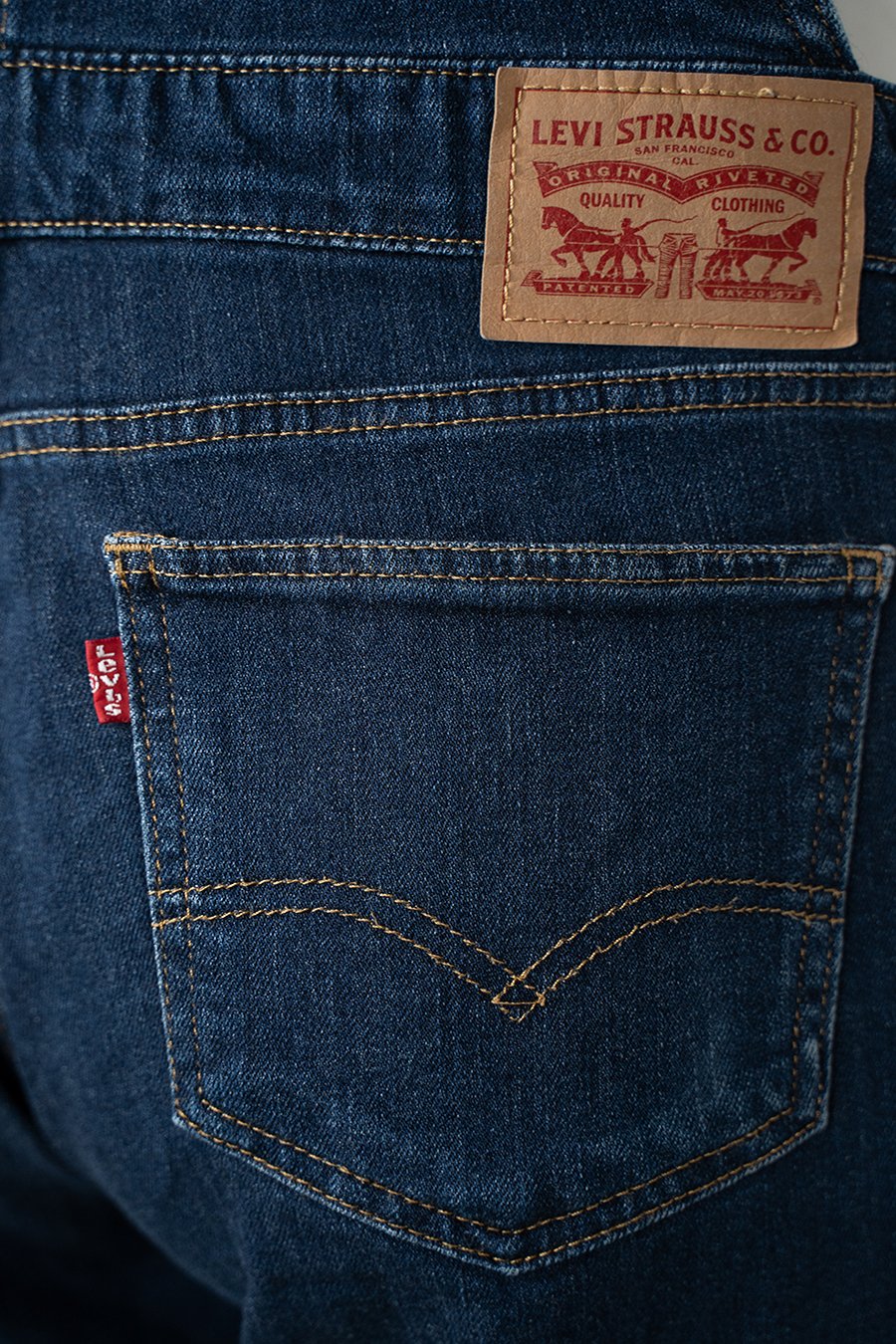 Salopette Donna Levi's in Denim Blu Scuro Vintage con Patch in Pelle e Tab Rosso - foto 2