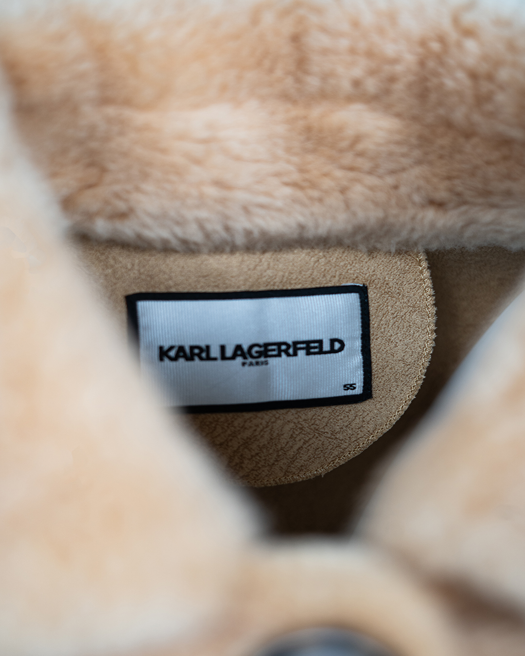 Giacca Donna Karl Lagerfeld Teddy Beige Effetto Montone Con Tasche Applicate E Polsini Risvoltati 4 Giacca Donna Karl Lagerfeld Teddy Beige Effetto Montone Con Tasche Applicate E Polsini Risvoltati - Foto 4