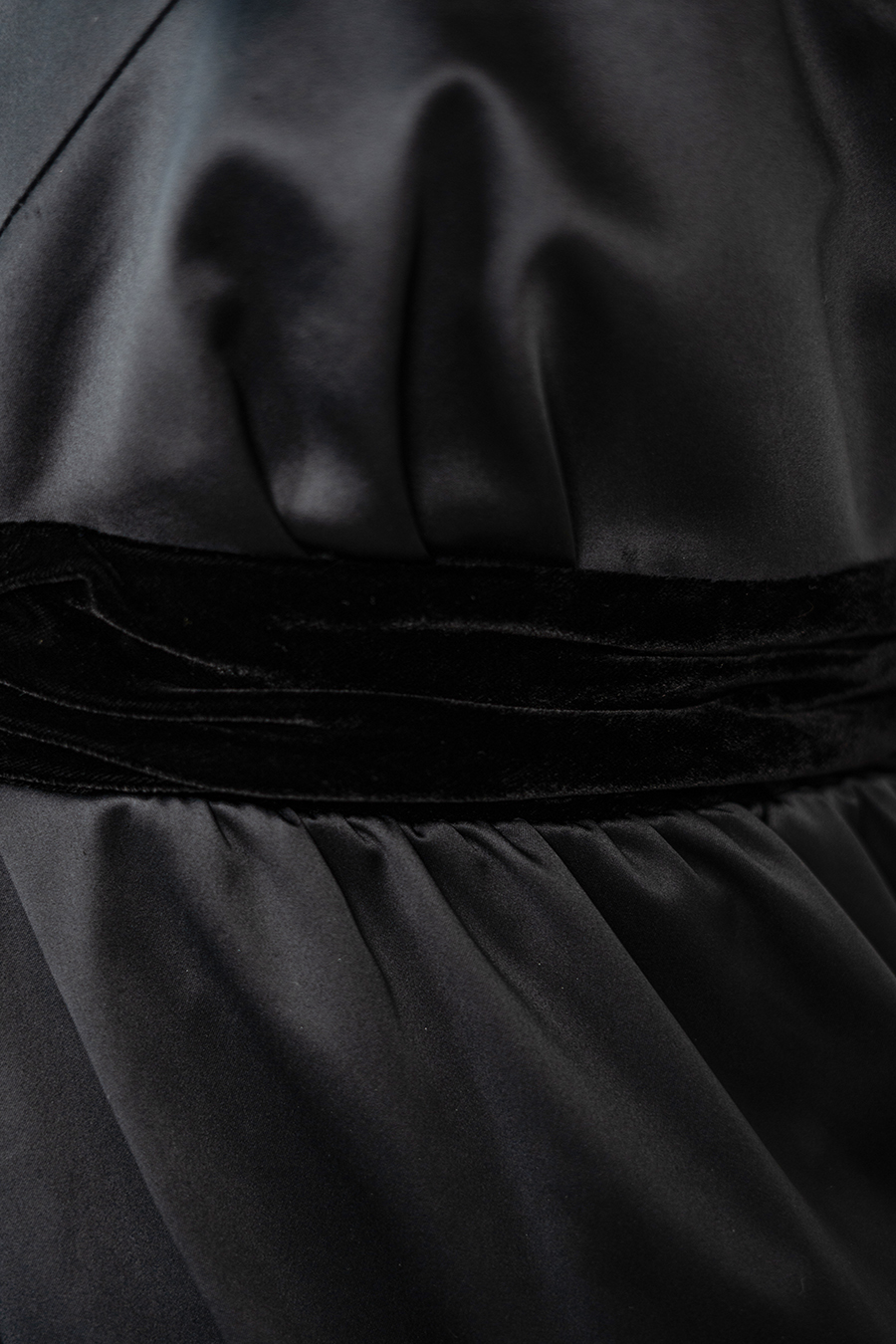 Top Donna Nero in Raso con Spalline e Fascia in Velluto Scollo a V e Orlo a Palloncino Vintage Anni 2000 - foto 2